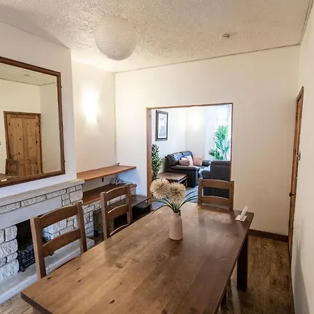 October Disc - Long - Contractors Apartment
