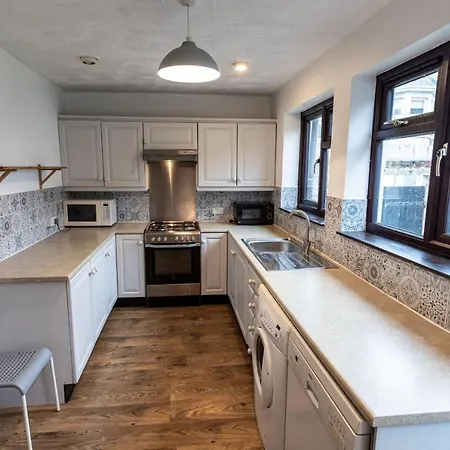 October Disc - Long - Contractors Apartment *