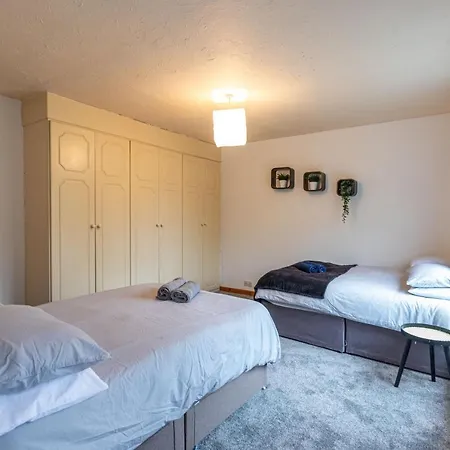 October Disc - Long - Contractors Apartment